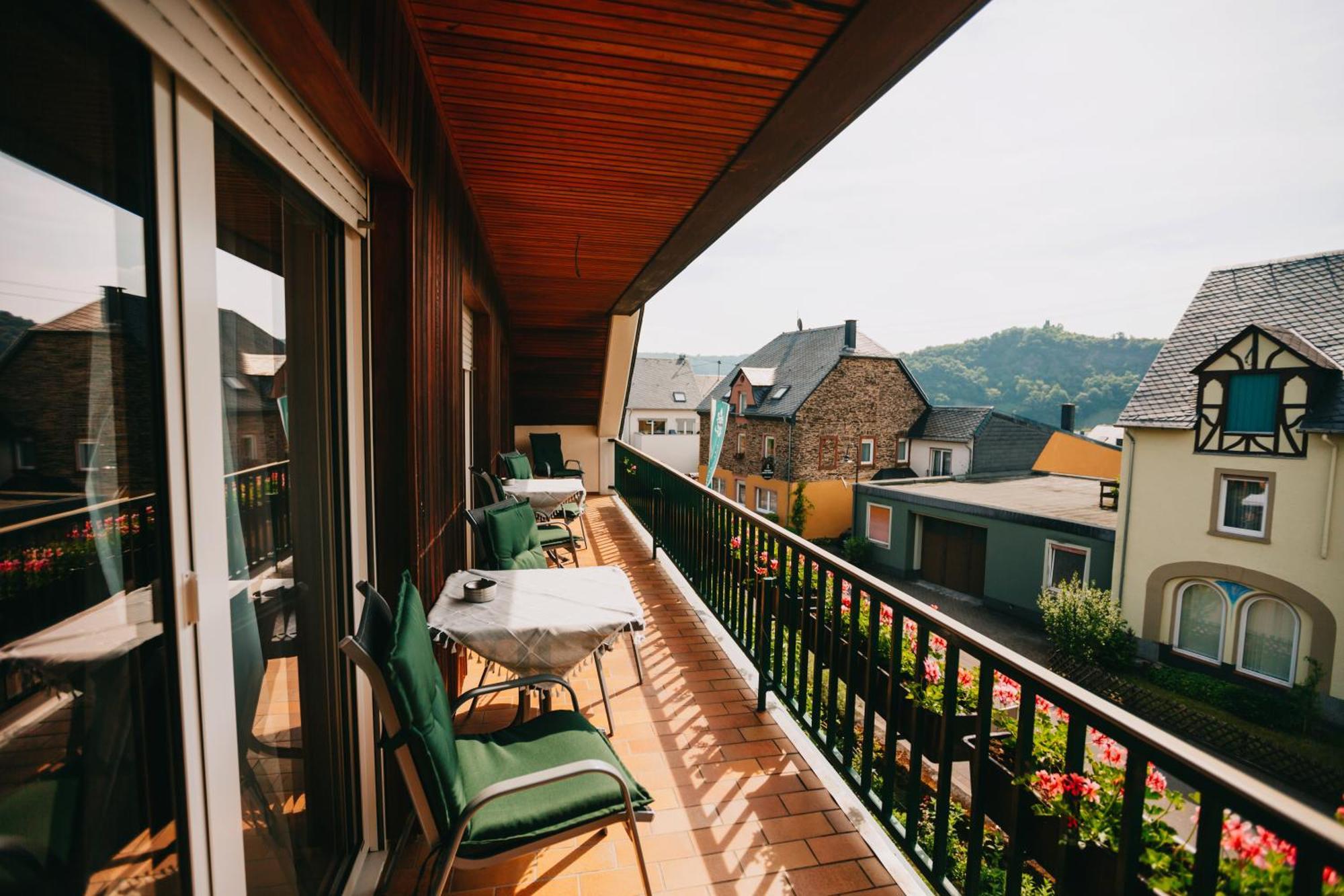 Bio-Weingut Staffelter Hof Guest House Krov Exterior photo
